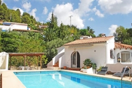 Villa   en Benissa, Costa Blanca, España  con piscina privada, para un máximo de 2 personas.Esta villa está situada  en una  zona con colinas y  a 1 km de la playa de Playa la Fustera. El alojamiento tiene un jardín con árbol, Benissa