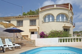Villa    con piscina privada, en Benissa, Costa Blanca, España para un máximo de 8 personas.Esta villa está situada  en una  zona urbana con colinas, cerca de una pista de tenis y  a 1 km de la playa de Cala Abogat. El alojamiento tien, Benissa
