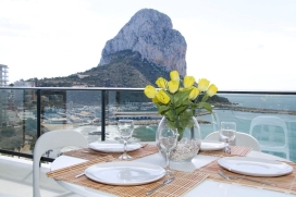Apartamento de vacaciones con una capacidad máxima para 5 personas.Apartamento moderno y luminoso de reciente construcción (2009), situado al lado de la Cala Cantal Roig y del Paseo Marítimo de Calpe, donde podrán disfrutar de un tranquilo paseo. Magníficas vistas al Peñón y a la bahía de Calpe. Disponemos de varios apartamentos en este edificio, desde la 1ª a la 9ª planta., Calpe