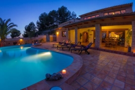 Preciosa villa de alquiler en Calpe (COSTA BLANCA), con piscina privada, para máximo 6 personas. DISTRIBUCIÓN: La villa se distribuye en dos plantas comunicadas por una escalera interior., Calpe