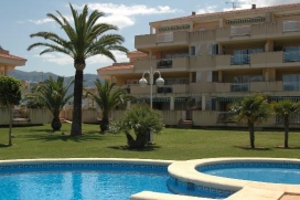 Apto 2ºpiso haciendo esquina y con la vantaja de terraza amplia estilo átiocoirando piscina y jardin comunitarios. Ubicación excelente., Denia