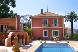 Villa única con capacidad para 8 personas en Benidoleig cerca de Denia, Costa Blanca, España. Pardali Chalet es un antiguo monasterio en el corazón del pueblo de Benidoleig, a unos 20 minutos en coche de Denia. Todas las tiendas, restaurantes y bares están a poca distancia y el gran centro comercial Las Marinas en Ondara se encuentra a unos 2 km de distancia. La villa ha sido restaurada, y muchas caracteristicas de su periodo se han conservado, como hermosos pisos de mosáico, una gran chimenea y algunos armarios empotrados. La ubicación es céntrica pero la villa está construida sobre una gran parcela sobreelevada, lo que le otorga una magnífica vista sobre el campo, el pueblo, el mar y las montañas circundantes. Una hermosa piscina rodeada por una terraza parcialmente cubierta, y un jardín, rodean la casa. La casa principal tiene 3 dormitorios, y hay una pequeña casa de huéspedes con otro dormitorio (con acceso separado)., Denia