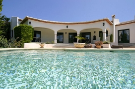 Casa de vacaciones confortable en Javea, Costa Blanca, España para un máximo de 6 personas con piscina privada.Esta casa de vacaciones está situada en una zona forestal y urbana y a 1 km de la playa de La Barraca y le ofrece mucha privacidad y un jardín con gravilla y árboles.Su tranquilidad, el confort y la cercanía de la playa y lugares para ir de compras hacen de esta casa de vacaciones un alojamiento apropiado para pasar sus vacaciones con su familia, sus amigos y hasta sus mascotas.Interior, Javea