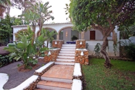  Villa de vacaciones con piscina privada para un máximo de 6 personas en Javea - Costa Blanca. La villa que ofrece una superficie de 160m2, esta situada sobre una parcela de 1200m2, todo vallado,con un frondoso jardín de grandes arbole, Javea