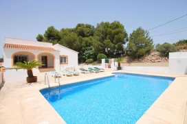 Villa   en Javea, Costa Blanca, España  con piscina privada, para un máximo de 6 personas.Esta villa está situada  en una  zona urbana y  a 2 km de la playa de El Arenal y le ofrece privacidad y un jardín con gravilla. La playa de La Caleta del Francés está a corta distancia y se puede ir andando.Su tranquilidad, el confort y la cercanía de la playa, sitios para salir, lugares para ir de compras e instalaciones deportivas y zonas de entretenimiento hacen de esta villa un alojamiento apropiado para pasar sus vacaciones con su familia, sus amigos y hasta sus mascotas.Interior, Javea