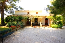 Villa  grande y confortable en Javea, Costa Blanca, España para un máximo de 9 personas  con piscina privada.Esta villa está situada  en una  zona residencial y le ofrece mucha privacidad y un jardín con césped, gravilla y &#, Javea