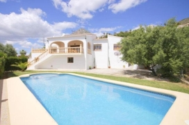 Villa   en Javea, Costa Blanca, España  con piscina privada, para un máximo de 6 personas.Esta villa está situada  en una  zona residencial y  a unos 4 km de la playa de La Grava y le ofrece un jardín con césped y árbole, Javea