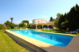 Villa  grande en Javea, Costa Blanca, España para un máximo de 12 personas  con piscina privada.Esta villa está situada  en una  zona residencial, muy cerca de restaurantes y bares y una pista de tenis y  a menos de 3 km de la playa de, Javea