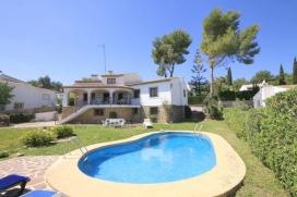 Villa  confortable en Javea, Costa Blanca, España  con piscina privada, para un máximo de 10 personas.Esta villa está situada  en una  zona residencial y  a 4 km de la playa de El Arenal y le ofrece mucha privacidad y un jardín co, Javea