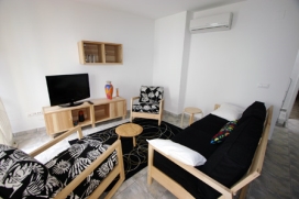 Apartamento Duplex para 4-5 personas, de nueva construción 2008/9 en el centro de Teulada - Moraira, Costa Blanca, a solo 5km de la playa de Moraira. El apartamento esta en la primera planta. Decoración y amueblamiento completo moderno, Moraira