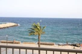 Apartamento de alquiler de verano para un máximo de 4 personas, en el centro de Moraira - Costa Blanca a solo 100m de la playa. Edificio de cuatro alturas, el apartamento esta  situado en la tercera planta con ascensor. La vivienda &nb, Moraira
