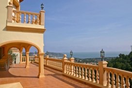 Casa de vacaciones en alquiler  con piscina privada para un m�ximo de 6 personas en Moraira - Costa Blanca. Bonita villa, situada en una tranquila y arbolada zona residencial. Terreno escalonado. Ofrece bonitas vistas al mar y a la bah�a de, Moraira