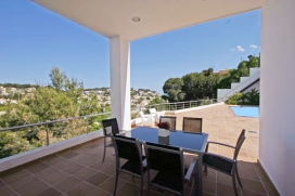 Casa con piscina privada de alquiler en Moraira - Costa Blanca - para máximo 4 personas:Villa moderna, de construcción nueva con 2 pisos solo 1km de la playa Baladrar. Del parking se entra directamente a la casa. De la entrada de la casa se, Moraira