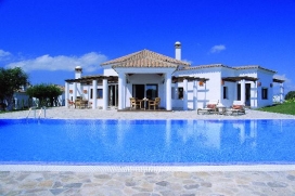 Alquiler de Villa para vacaciones con piscina privadaVilla de lujo, hasta 10 personas, 5 dormitorios con 5 cuartos de ba�o. Aire acondicionado en toda la villa, televisi�n sat�lite, acceso a Internet, cocina completa con nevera y conge, Benalup-Casas Viejas