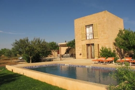 Preciosa finca para 6 personas (7 opcional) con piscina privada.Área y alredeores:Situada al sureste de Mallorca, a unos 4 km de Campos, Blanca es una finca antigua restaurada (granja) que crea un escenario perfecto para sus vacaciones., Campos