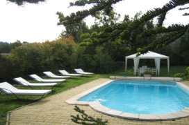 Vivienda de vacaciones   en Céreste, Provence, Francia para un máximo de 6 personas  con piscina privada.Esta vivienda de vacaciones está situada  en una  zona rural y forestal con colinas y le ofrece mucha privacidad, un jardín y  una vista bonita  a la montaña.Su tranquilidad y la cercanía de sitios para salir y lugares para ir de compras hacen de esta vivienda de vacaciones un alojamiento apropiado para pasar sus vacaciones con su familia, sus amigos y hasta sus mascotas.Interior, Céreste