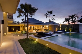 Esta fantástica y lujosa casa de vacaciones está situada en la conocida Canggu, y rodeada por los magníficos y verdes campos de arroz. En la casa se respira un ambiente balinés moderno y es un oasis de paz y tranquilidad para los viajeros; a corta distancia a pie del prestigioso Canggu Club, Canggu Deli supermercado para la compra diaria de alimentos frescos y cerca de la playa de Batu Belig, un playa acogedora y un secreto bien guardado de los interiores de Bali.A pocos minutos en scooter, se encontrará enel ajetreado corazón de Seminyak, Oberoi y Petitenget, muy conocidos por sus numerosos restaurantes, boutiques de moda y playas y clubs nocturnos más a la última como Ku De Ta, Hu'u bar y Potato Head Beach Club. Esta situación única de Villa “Spirit” le ofrece paz, privacidad y un acceso inolvidable a la cultura balinesa, y también la posibilidad de disfrutar de una gran número de animaciones nocturnas que Bali está encantado de ofrecerle. Abreviando, un lugar ideal desde el cual podrá explorar toda la elegancia, el encanto y los lugares más acogedores de la costa suroeste de Bali.  Esta amplia casa dispone de una zona de salón y comedor abierto, decorada en un estilo moderno con un gran sentido del gusto y conservación del estilo balinés. Una cocina de lujo completamente equipada que proporciona todas las comodidades occidentales para hacer que su estancia sea lo más confortable posible. Separadamente, se encuentra un lavadero y habitación para el servicio, lo que le asegura una total privacidad, y al mismo tiempo, un equipo amable y bien preparado que estará a su servicio para satisfacerle en todo aquello que desee.Un estanque conecta el salón con dos amplios dormitorios en la planta baja. Estos dormitorios disponen ambos de lujosos baños abiertos, con bañera de hidromasaje y zona de masaje de obra. Este lugar especial de la casa ofrece una sensación de auténtico lujo en un entorno natural y tropical. Unas amplias escaleras con una imponente estatua de Buda conducen al piso superior, donde está situado un confortable salón con una imponentes vistas sobre los campos de arroz de Bali. En el otro lado del salón hay dos dormitorios, cada uno con su baño en-suite. Desde estos dormitorios con vistas al jardín y a la piscina, se puede disfrutar de la interminable vista que proporcionan los campos de arroz y las zonas colindantes.Villa Spirit ofrece un sentimiento esencial de lujo y serenidad en un entorno tropical.Información importante:Villa Spirit también se ofrece como una villa detres ocuatro dormitorios, para un máximo de6 o8 personas.Facilidades:, Canggu
