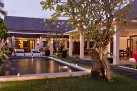 Villa  confortable  con piscina privada, en Canggu, Bali, Indonesia para un máximo de 4 personas.Este alojamiento de resort está situado  en una  zona urbana, cerca de restaurantes y bares, tiendas, supermercados y una pista de tenis y  a 1 km de la playa de batu belig beach y le ofrece mucha privacidad y un jardín con césped y árboles.El confort y la cercanía de la playa, sitios para salir, lugares para ir de compras e instalaciones deportivas y zonas de entretenimiento hacen de esta villa un alojamiento apropiado para pasar sus vacaciones con familia o amigos.Interior, Canggu