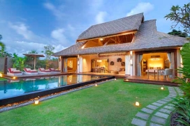 La casa está situada justo detrás de la emocionante playa de Seminyak, restaurantes y la zona de tiendas; es una propiedad exclusiva que presenta una nueva forma de pasar las vacaciones combinando una fantástica mezcla de estilo marroq, Seminyak