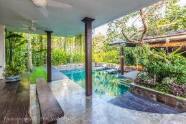 Villa  grande y confortable  con piscina privada, en Seminyak, Bali, Indonesia para un máximo de 6 personas.Esta villa está situada  en una  zona urbana, cerca de restaurantes y bares, tiendas y supermercados y  a 1 km de la playa de Pantai Gado Gado y le ofrece mucha privacidad y un jardín con césped y árboles.El confort y la cercanía de la playa, sitios para salir y lugares para ir de compras hacen de esta villa un alojamiento ideal para pasar sus vacaciones con familia o amigos.Interior, Seminyak