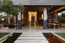 Villa grande y de lujo con piscina privada, en Umalas, Bali, Indonesia para un máximo de 4 personas.Esta villa está situada en una zona rural y urbana y le ofrece mucha privacidad y un jardín con árboles.Su tranquilidad, el confort y la cercanía de sitios para salir y lugares para ir de compras hacen de esta villa un alojamiento ideal para pasar sus vacaciones con familia o amigos.Interior, Umalas