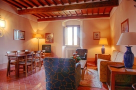Apartamento de vacaciones de 4 a 6 personas.Este bonito apartamento en Cortana, Tuscany, que fue colonizado en el siglo 19. El complejo consiste en una iglesia y un inmueble con hotel, rodeado por varias casitas de campo donde los productos de la tie, Cortona