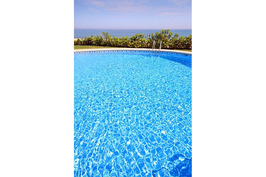 Ferienhaus für 3 Personen in Dénia, Costa Blanca: 2 Schlafzimmer, Klimaanlage, Spülmaschine, gemeinschaftliches Schwimmbad, Strand 25 m, Waschmaschine