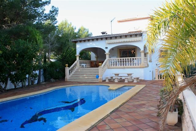Ferienhaus mit Pool für 8 Personen ca. 320 mÂ² in Moraira, Costa Blanca: 4 Schlafzimmer, 2 Badezimmer, Klimaanlage, Spülmaschine, Pool, Strand 2 km, abgeschl. Grundstück, Waschmaschine, Hund erlaubt
