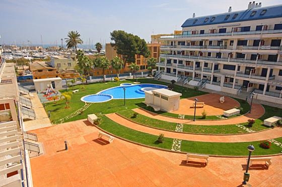 Ferienwohnung für 4 Personen in Dénia, Costa Blanca: 2 Schlafzimmer, 1 Badezimmer, Klimaanlage, Kabel-TV, Spülmaschine, gemeinschaftliches Schwimmbad, Strand 500 m, Waschmaschine