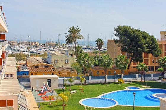 Ferienwohnung für 4 Personen in Dénia, Costa Blanca: 2 Schlafzimmer, 1 Badezimmer, Klimaanlage, Kabel-TV, Spülmaschine, gemeinschaftliches Schwimmbad, Strand 500 m, Waschmaschine