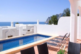 Maison jumelle de vacances à louer pour le maximum de 6 personnes.Villa de nouvelle construction (2009), située entre Moraira et le Peñón d’ifach, elle se trouve à seulement un pas de Calpe et de ses plages.Elle offre au visiteur beaucoup d'activités à faire. Elle se trouve à côté du Club Nautique “les Bassetes” (benissa), où vous pourrez faire de la voile, sous-marin ou ski nautique.Mirador de Bassetes est située dans un lieu privilégié, avec vues excellentes sur la mer et le Peñón d’ifach, des le solarium. Elle est idéale pour passer unes vacances inoubliables avec la famille.Distribuée en 2 étages, elle compte avec :, Calpe