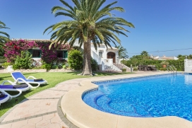 Maison avec piscine privée de vacance à louer pour vos sèjours sur la Costa Blanca, Espagne pour le maximum de 6 personnes. Maison située dans une zone résidentielle et boisée avec un grand et beau jardin. Depuis le sola, Javea