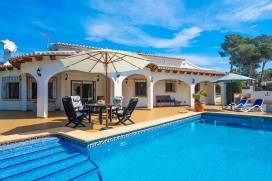 Maison de vacances avec piscine privée à louer sur la Costa Blanca, Espagne, pour 6 personnes maximums.Maison de luxe de plain-pied entourée d'un merveilleux jardin avec pelouse située dans le quartier résidentiel de La Cala , Javea