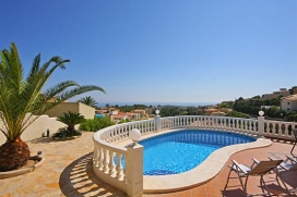 Maison avec piscine privée de vacance sur la Costa Blanca, Espagne pour le maximum de 6 personnes.Maison composé de 2 ètages indépendants. Située dans la zone résindentielle et montagneuse "cumbre del Sol". Elle offre belle vue sur la mer. La plage, un supermarché et un bar avec restaurant se trouvent uniquement à quelques minutes en voiture. L'urbanisation de la villa est situe entre Javea et Moraira. Les deux villes offrent des plages de sable et des criques ravissantes. Le maison est située a 3 km du golf de Javea., Javea