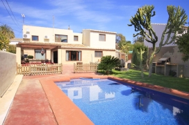 Villa  comfortable à Javea, Costa Blanca, Espagne  avec piscine privée, pour un maximum de 6 personnes.Cette villa est située  dans une  région résidentielle et  à 3 km de la plage de La Grava. Le logement offre un jardi, Javea