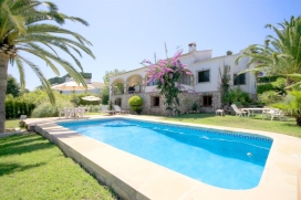 Villa  comfortable à Javea, Costa Blanca, Espagne  avec piscine privée, pour un maximum de 10 personnes.Cette villa est située  dans une  région residentiel et  à 3 km de la plage de El Arenal et offre de l'intimité, un , Javea
