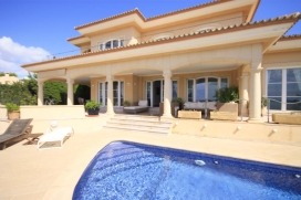 Grande villa  comfortable  avec piscine privée, à Javea, Costa Blanca, Espagne pour un maximum de 10 personnes.Cette villa est située  dans une  région résidentielle et  à 2 km de la plage de La Grava. Le logement offre , Javea