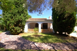 Belle villa  comfortable  avec piscine privée, à Javea, Costa Blanca, d’environ 200 m2 de plain pied sur un superbe jardinengazonné et arboré d’environ 5.000 m2 clôturé Espagne pour un maximum de 9 perso, Javea
