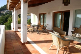 Villa de vacance  de location avec piscine privé  en Moraira - Costa Blanca - Espagne  pour le maximum de 4 personnes.Villa ample et confortablement meublée, située sur le pente de la côte de Moraira avec belles vues sur la vall&#, Moraira