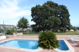 Location Villa de vacances pour un maximum de 4 personnes. Villa à Moraira accueillantes et entièrement équipées, avec vue sur les montagnes et la mer, situé dans un quartier calme et à proximité des supermarch, Moraira