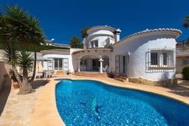 Villa de vacances à louer pour un maximum de 4 personnes. Villa à Moraira a meublé avec gout et de construction récente avec une vue sur le jardinet la montagne. Tres bien situé en zone idéale pour les familles. La maison dispose de 120 m2 de logement., Moraira