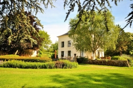 Offre spécialeCette propriété avec un parc-jardin de plus de 2 hectares à la périphérie du village de Saint Sauveur et de la Puisaye est idéal pour petits et grands groupes. Renseignez-vous sur les taux pour une petite entreprise., Saint Sauveur en Puisaye