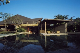 Maison de vacances pour 4 personnes maximums.Cette luxueuse maison se trouve dans une enceinte de rêve composée de 3 maisons entourées de rizière. Elles sont la création du designer de Hong Kong,sin Sin, en collaboration avec, Kerobokan