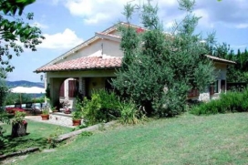 La villa Fiorenza a une piscine privée, est située à Radicondoli, et peut accueillir 12 personnes.Les environs :Cette villa est la résidence idéale grâce à sa piscine et son grand jardin, située sur les collines entre Sienne et San Gimignano., Radicondoli