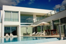 Fantastique villa de 4 chambres avec piscine privée, située à 400 mètres de la plage Evaristo, avec des chambres spacieuses et lumineuses, toutes face à la piscine et vue mer.Capacité: jusqu'à 8 personnes4 chambres avec salle de bains - deux avec lits doubles et deux avec deux lits simples., Albufeira