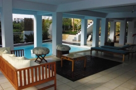Belle villa   de luxe  avec piscine privée, à Albufeira, Algarve, Portugal pour un maximum de 10 personnes.Cette villa est située  dans une  région urbaine, près de restaurants et bars, de magasins et de supermarchés et  à 1 km de la plage de Albufeira Beach et offre de l'intimité et un jardin avec gazon et d´arbres.Le comfort et le voisinage de la plage, d'endroits pour faire du shopping et d'endroits pour sortir rendent cette villa un logement idéal pour passer vos vacances avec votre famille ou vos amis.Intérieur, Albufeira