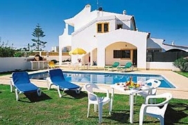 La "Villa Jorge" peut accueillir 6 adultes et 2 enfants. Il est situé dans un quartier tranquille, entouré par la campagne ouverte parsemée de maisons de vacances d'autres., Albufeira