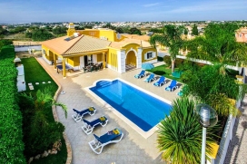 Komfortable Villa in Albufeira, Algarve, Portugal mit privatem Pool, für maximal 8 Personen.Diese Villa liegt in einer Strand- Umgebung, in der Nähe von Restaurants und Bars und Geschäften und etwa 1 Km entfernt vom Strand von Praia Lourenco Gale. Die Unterkünft bietet Privatsphäre und einen Garten mit Rasen.Die Bequemlichkeit und die Nähe von dem Strand, Einkaufsmöglichkeiten und Orten zum Ausgehen machen dies zu einer geeigneten Villa um Ihre Ferien zu verbringen mit Familie und Freunden.Innen, Albufeira