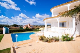 Villa comfortable avec piscine privée, à Albufeira, Algarve, Portugal pour un maximum de 8 personnes.Cette villa est située dans une région balnéaire, près de restaurants et bars et à 2 km de la plage de Praia Sao Lourenco. Le logement offre beaucoup d'intimité, un jardin avec pelouse et d´arbres et une vue sur la vallée.Le comfort et le voisinage de la plage, d'endroits pour faire du shopping et d'endroits pour sortir rendent cette villa un logement convenable pour passer vos vacances avec votre famille ou vos amis.Intérieur, Albufeira