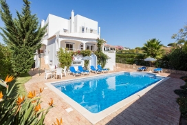 Villa comfortable à Albufeira, Algarve, Portugal avec piscine privée, pour un maximum de 6 personnes.Cette villa est située dans une région balnéaire, près de restaurants et bars et à 500 m de la plage de Praia da Coelha. Le logement offre de l'intimité et un jardin avec pelouse et d´arbres.Le comfort et le voisinage de la plage, d'endroits pour faire du shopping et d'endroits pour sortir rendent cette villa un logement convenable pour passer vos vacances avec votre famille ou vos amis.Intérieur, Albufeira